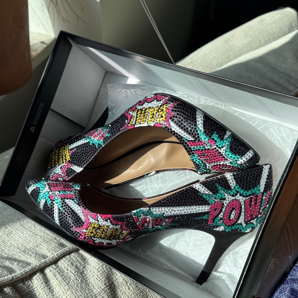 Colorful Comic Print bam pow Women's inc 7.5 pumps